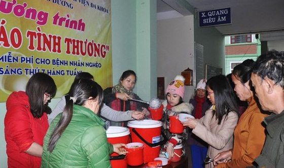 “Bát cháo tình thương” ấm lòng người bệnh